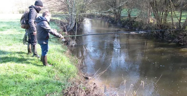photo  en bord de rouvre, à un endroit où le courant est moins fort, sans arbre, paul sous l’œil attentif de freddy, commence à maîtriser la dérive de sa ligne, surveillant le frémissement de celle-ci, qui pourrait annoncer une potentielle prise…  &copy;  ouest-france 