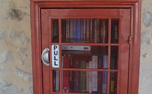 photo  une boîte à livres pas très grande mais bien garnie.  &copy;  le maine libre 