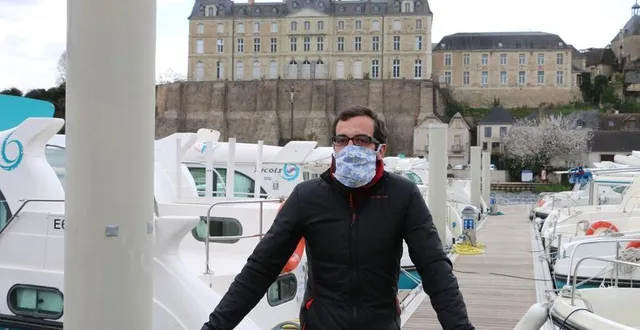 photo  reconfinés, les bateaux d’anjou navigation doivent rester à quai. ici, guillaume guérin, assistant commercial de la société basée à sablé-sur-sarthe.  &copy;  ouest-france 