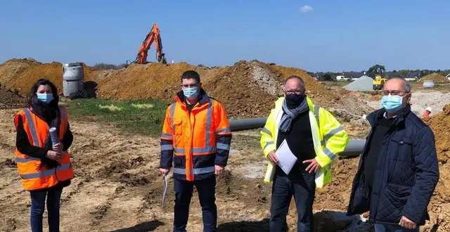 photo  le maire dominique forest et son adjoint à l’urbanisme jean-jacques dulong ont fait le point sur le lancement du chantier de la zac, avec delphine larrieu et julien mauboussin, les chargés d’opération pour alter public.  &copy;  co 