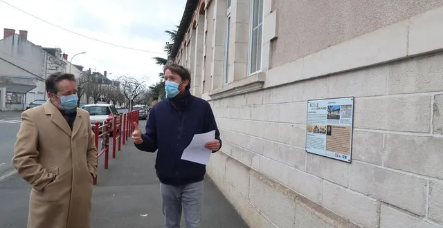 photo  sébastien maurin, du service architecture et patrimoine de thouars, explique à philippe chauveau, élu chargé du patrimoine, l’histoire du quartier bergeon, mis en avant dans cette nouvelle plaque historique.  &copy;  co 
