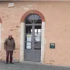 photo  jacky marchand devant l’ancienne mairie. la commune réaménage cet espace incluant bibliothèque, local en location à l’esthéticienne, en essayant de restituer l’aspect d’origine. 