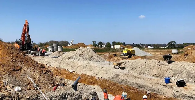 photo  la viabilisation de la première tranche du grand clos est lancée. une fois les réseaux passés, les premières voies provisoires dessinées, les terrains libres de constructeur seront en vente à l’automne.  &copy;  co 