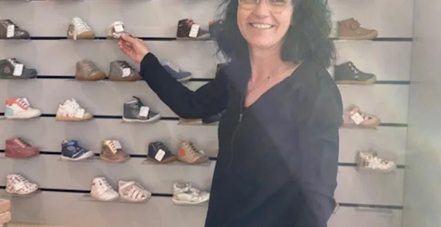 photo  karine rolland, dans son magasin rue piétonne, spécialisé dans la vente de chaussures pour enfants.  &copy;  ouest-france 