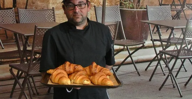 photo  le mans, jeudi 15 avril 2021. julien marsal et son équipe ont remporté le concours régional du croissant.  &copy;  le maine libre 