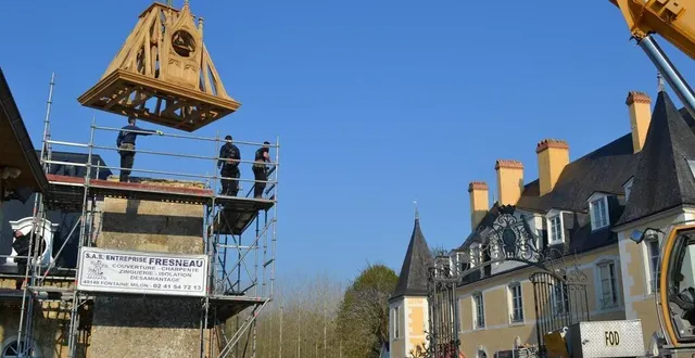 photo  de gros moyens ont été mis en œuvre pour installer le nouveau clocheton sur le bâtiment annexe du château de dobert.  &copy;  le maine libre 