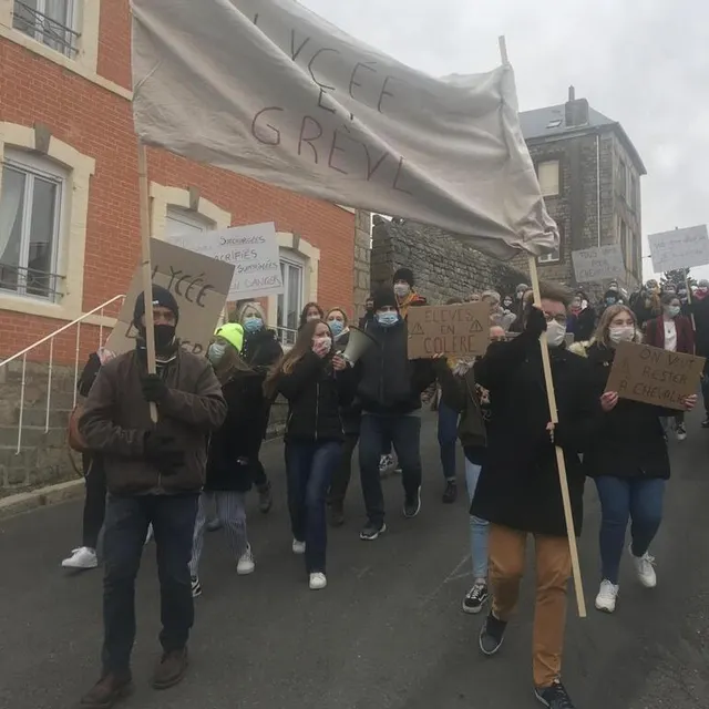 photo une soixante de manifestants ont parcouru les rues de domfront-en-poiraie, dans l’orne, pour défendre l’avenir du lycée, fin janvier 2021.  ©  archives ouest-france