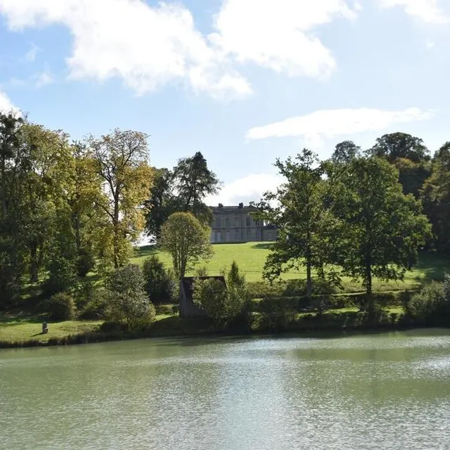 photo le château du bourg-saint-léonard et son plan d’eau.  ©  ouest-france