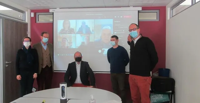 photo  caroline roton-vivier, emmanuel d’aillières, m. gicquel, benjamin kierzek, emmanuel franco et m. deroche ont présenté le centre de vaccination en visioconférence à des maires.  &copy;  ouest-france 