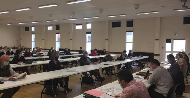 photo  les élus communautaires réunis à saint-jean-d’assé.  &copy;  le maine libre 