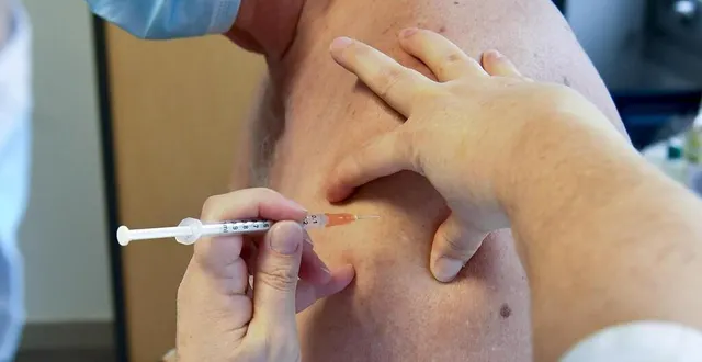 photo  vaccination élargie aux personnels de 55 ans et plus, de l’éducation nationale, de la petite enfance et des forces de sécurité intérieure  &copy;  archives le maine libre yvon loué 