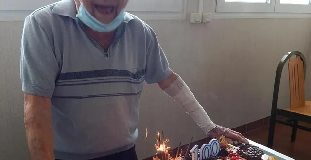 photo  devant un magnifique gâteau d’anniversaire, gaston fivaz, bon pied bon œil, a fêté son 100e anniversaire  &copy;  le maine libre 