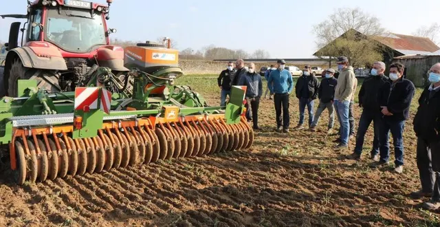 photo  la gaec du lunerotte a accueilli une journée de sensibilisation aux couverts végétaux organisée par le centre d’initiative et de valorisation de l’agriculture en milieu rural de la sarthe et l’union des cuma pays de la loire.  &copy;  le maine libre 