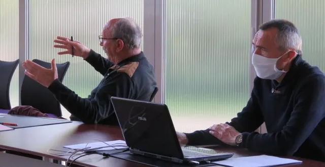 photo  jacky marchand, maire de trangé, et pascal jouanny, 1er adjoint. le maire donne des explications quant au nouveau mode de calcul des taux d’imposition, lors de la séance du conseil municipal.  &copy;  le maine libre 