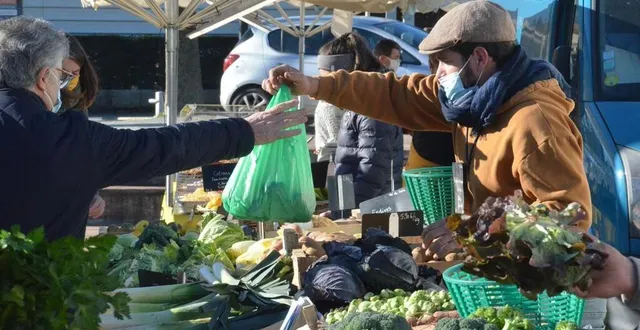 photo  les 17 marchés de la ville d’angers, qui s’égrènent du mardi au dimanche, attirent des milliers de chalands.  &copy;  ouest-france 