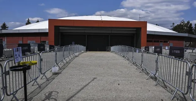 photo  au parc des expositions du mans, le « centre départemental de vaccination de grande capacité » ouvre mardi 20 avril 2021 à la rotonde, où le barriérage est déjà prêt.  &copy;  le maine libre – denis lambert 