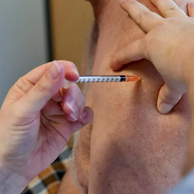 photo les vaccinés doivent prévoir de rester quinze minutes pour surveillance après leur injection.  ©  archives le maine libre – yvon loué