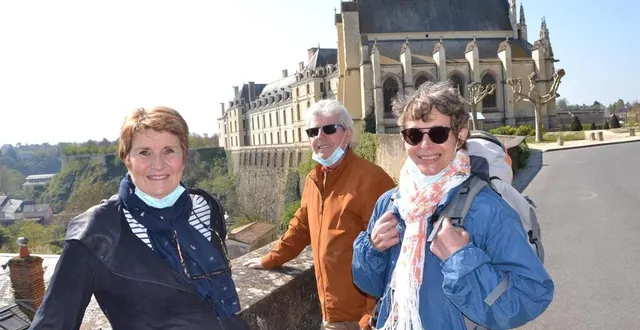 photo  thouars, lundi 19 avril. après avoir fondé l’association les amis thouarsais du chemin de saint-jacques, ghislaine arnaud et ses amis (ici, catherine ronin et pierre bastien) vont créer et gérer un gîte destiné aux randonneurs.  &copy;  co – carl guillet 