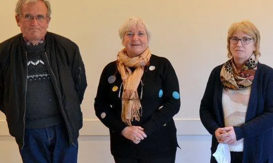 photo  brigitte vaidis (au centre) avec sa remplaçante sylvie jeune et le maire joël etiembre.  &copy;  le maine libre 
