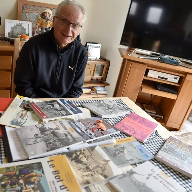 photo arsène maulavé, devant la plupart de ses ouvrages dédiés au cyclisme, début mars 2021.  ©  joseph thouin