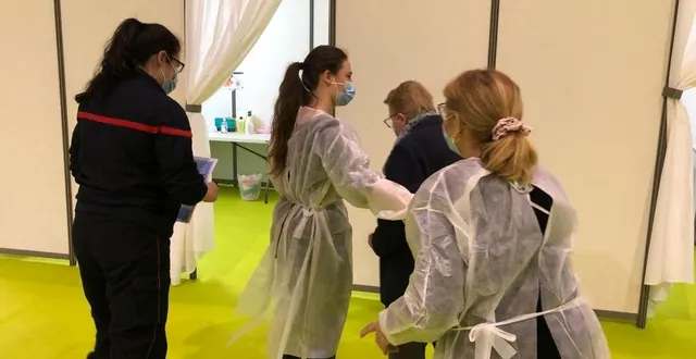 photo  centre de vaccination de la rotonde du parc des expositions, mardi matin. prise en charge par les équipes de pompiers et sages-femmes, liliane, 87 ans, venue de rouillon, s’apprête à rentrer dans le box pour sa première injection de pfizer.  &copy;  ouest-france 