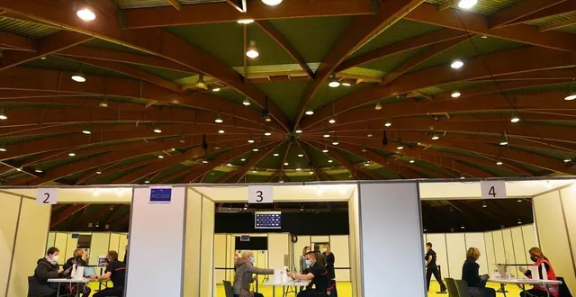 photo  ce mardi, le centre de vaccination du parc des expos a ouvert avec onze lignes. il est possible de monter à vingt-cinq lignes, en fonction des doses.  &copy;  eddy lemaistre 