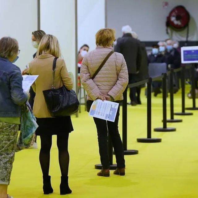 photo file d’attente le jour de l’ouverture du vaccinodrome du mans.  ©  eddy lemaistre