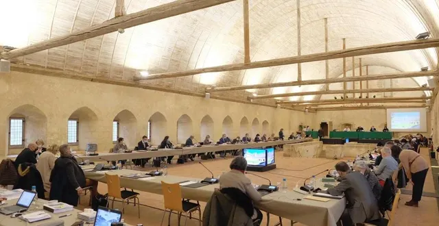 photo  l’assemblée départementalecompte 42 conseillers, représentant 21 cantons depuis 2015  &copy;  archives le maine libre 