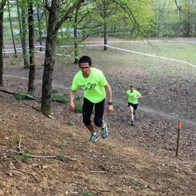 photo samuel fuinel et cyril le neun franchissent a plus grosse difficulté du trail des boss.  ©  ouest-france