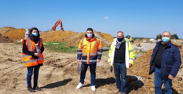photo  les élus, dominique forest, le maire (à droite) et jean jacques dulong, adjoint à la voirie et aux espaces verts, ont constaté avec satisfaction le lancement des travaux de viabilisation du quartier du grand-clos. les deux responsables d’opération de l’aménageur alter public, julien mauboussin et delphine larrieu (à gauche) ont apporté les précisions utiles sur le planning des travaux. la commercialisation doit commencer en octobre à partir d’une liste de pré-inscriptions.  &copy;  ouest-france 