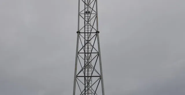 photo  un pylône orange a été installé à corru.  &copy;  ouest-france 