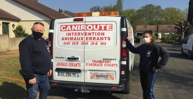 photo  nicaise bruneau, responsable de caniroute, assisté de laura, a capturé une quinzaine de chats errants.  &copy;  le maine libre 