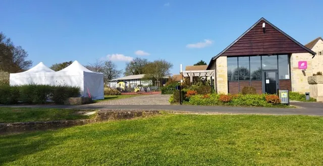 photo  des barnums ont été installés aux abords du centre d’art.  &copy;  ouest-france 