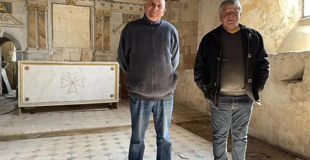 photo  jacques barbier, adjoint, et jean-yves hermeline, maire, supervisent les travaux de restauration de l’église.  &copy;  le maine libre 
