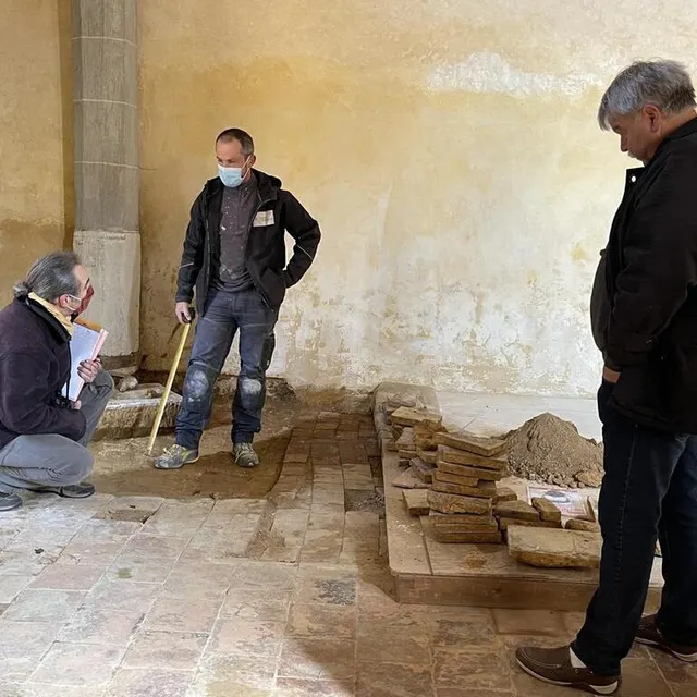 photo à l’entrée du bâtiment, des carreaux de carrelage du moyen-âge ont été découverts  ©  le maine libre