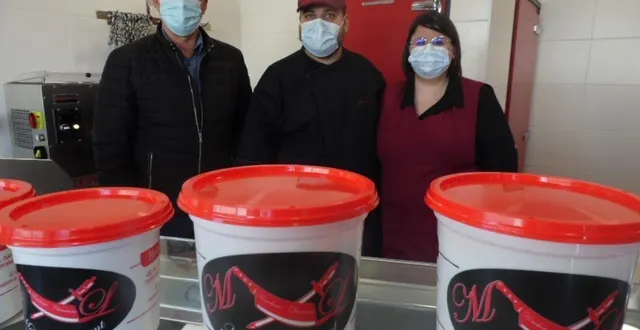 photo  thomas et amandine laurent, ici aux côtés de guy cosme, le maire, ont rouvert la boucherie du village et espèrent drainer les habitants des communes voisines où il n’y a pas de boucherie.  &copy;  le maine libre 