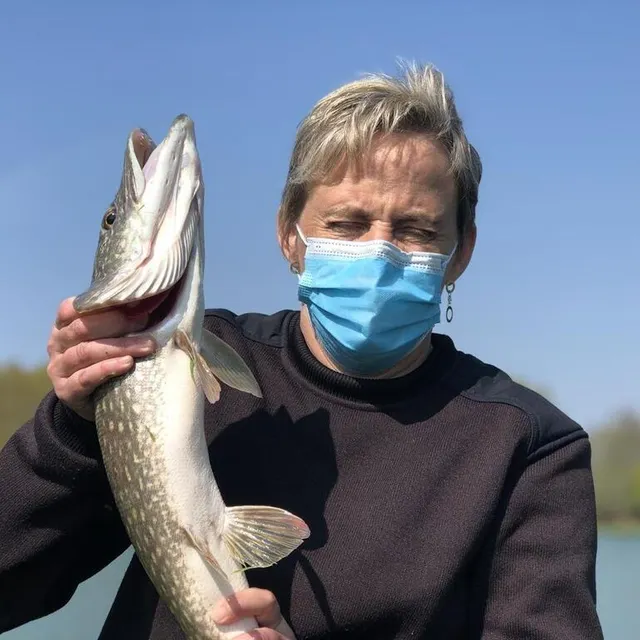 photo valérie a réalisé quelques très belles prises. mais selon elle, l’essentiel n’est pas là à la pêche.  ©  photo le maine libre