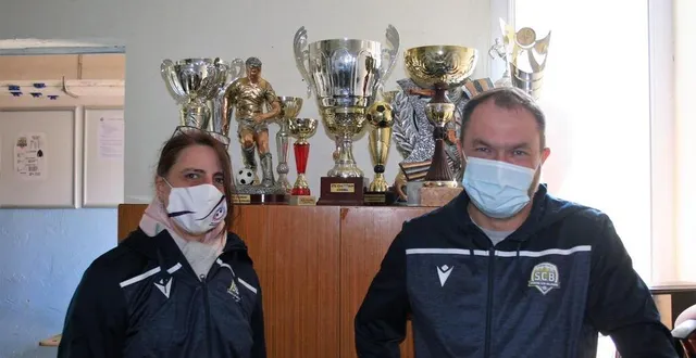 photo  marie -noëlle rabillé, présidente, et emmanuel cheignon, vice-président, devant quelques trophées.  &copy;  le maine libre 