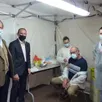 photo gérard est bien entouré. emmanuel d’aillières, maire de la suze, emmanuel franco président du val de sarthe, et benjamin kierzek assistent à son injection contre la covid 19.