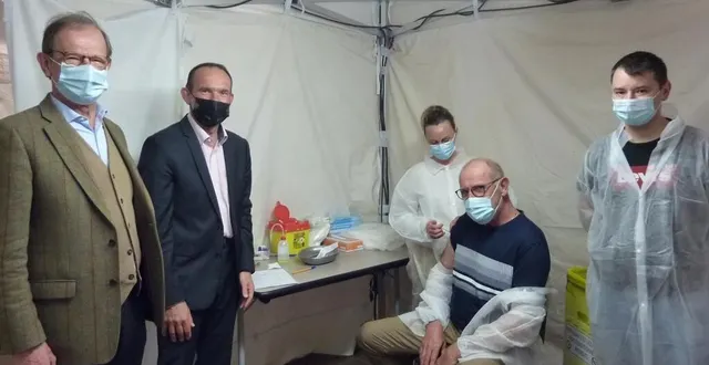 photo  gérard est bien entouré. emmanuel d’aillières, maire de la suze, emmanuel franco président du val de sarthe, et benjamin kierzek assistent à son injection contre la covid 19.  &copy;  le maine libre 