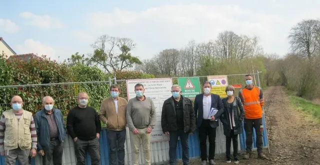photo  à partir de la gauche : patrice bidault, 1er adjoint de lonlay-le-tesson ; eugène chatel, maire de beauvain ; bruno auvray, maire du grais ; jean-marie delange, maire du ménil-de-briouze ; jacques fortis, maire de briouze ; bernard mésenge, maire de lonlay-le-tesson ; josé collado et brigitte viarmé-dufour, conseillers départementaux ; et julien amiard, chef de chantier.  &copy;  ouest-france 