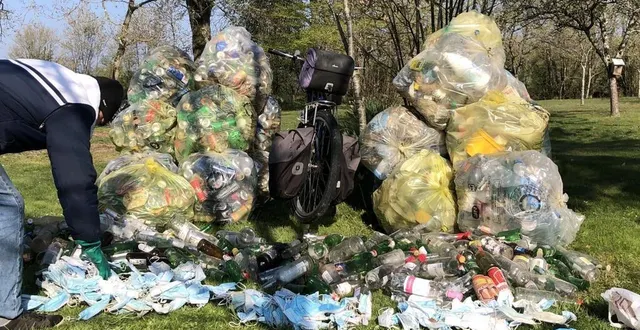 photo  c’est lors de ses escapades à vélo que daniel a ramassé, en quelques semaines, quelque 150 kg de déchets sur le bord des routes.  &copy;  le maine libre 