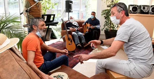 photo  angers, belle-beille, mardi 20 avril 2021. daniel, jean-louis et vincent ont noué des relations amicales avec manu (à droite) et jack (au fond) qui animent l’atelier musique à la résidence arceau.  &copy;  co – michel durigneux 