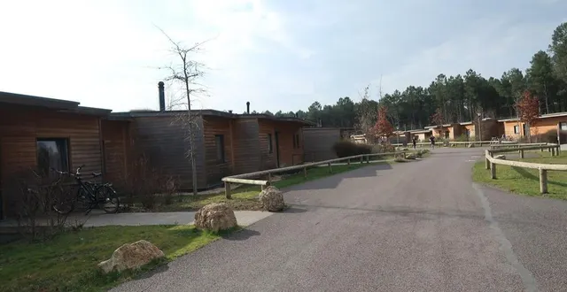 photo  center parcs est classé comme « résidence de tourisme », car ses visiteurs louent des cottages pour plusieurs jours afin de profiter des activités du parc.  &copy;  co 