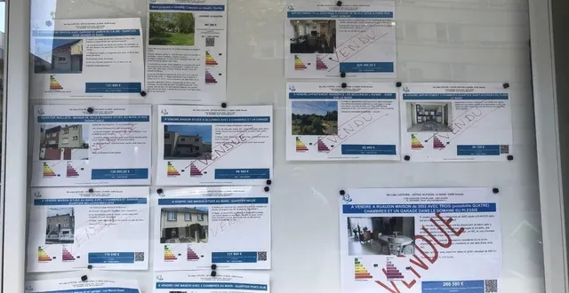 photo  dans cette vitrine d’un notaire manceau il faut chercher ce qui reste à vendre…  &copy;  le maine libre 