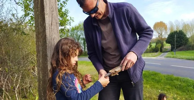 photo  thibaut larduinat et sa fille lana ont trouvé une cache : il faut ensuite inscrire son nom et la date sur le papier qu’elle contient. on peut parfois laisser un cadeau, un message, une surprise.  &copy;  ouest-france 