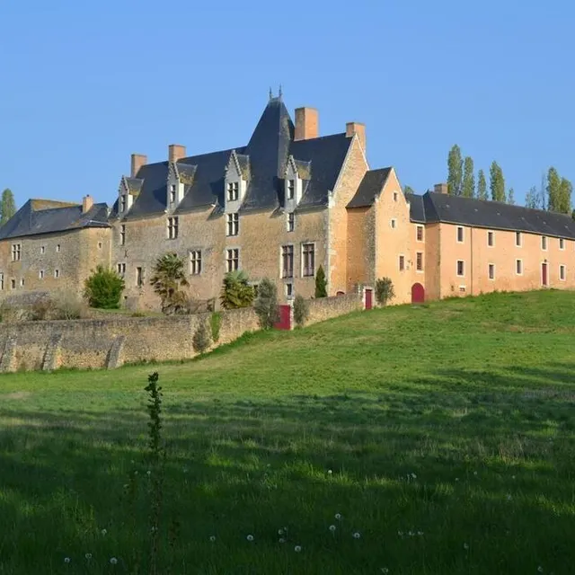 photo la perrine de cry, manoir du xve siècle.  ©  le maine libre