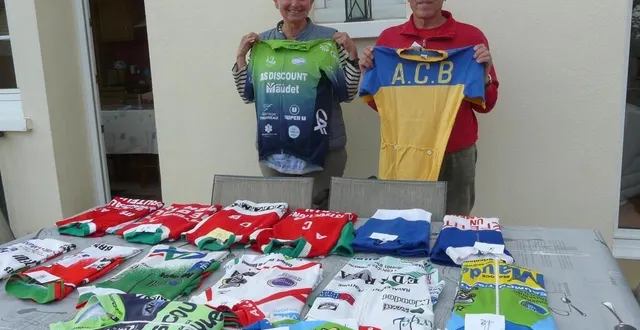 photo  cinquante ans séparent le maillot actuel tenu par annick du tout premier maillot du club que tient didier.  &copy;  le maine libre 