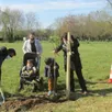 photo  axel coutte plante, pour son fils gaspard, un arbre fruitier en compagnie de caroline son épouse, leur fils aîné, et la maire, béatrice latouche. 