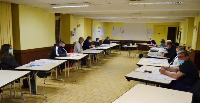 photo  le maire, philippe chartier (au fond à droite) et les élus.  &copy;  ouest-france 